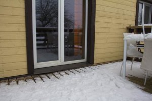 Seda ei juhtu just tihti, et metssiga kärsa vastu majaust surub. Viljandi vallas Savikotil asuva Väljaotsa talu terrassiuks sai aga teisipäeva õhtul just sellist ebaharilikku nosu tunda.  Foto: Marko Saarm / Sakala